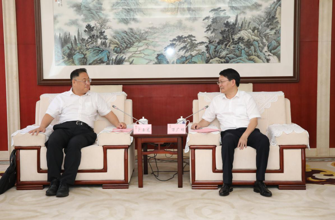 中智集團(tuán)黨委書記、董事長(zhǎng)卜玉龍與南昌市委副書記、市長(zhǎng)萬(wàn)廣明舉行會(huì)談