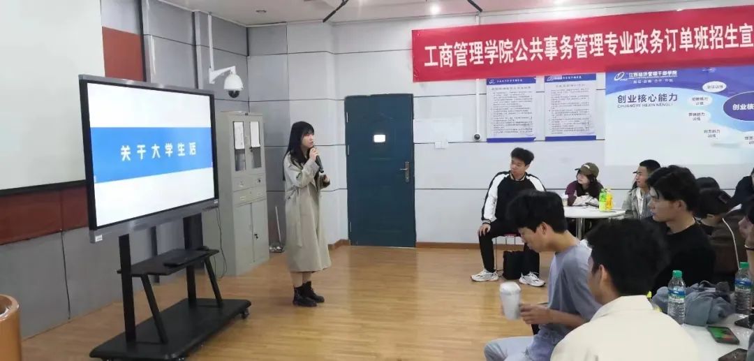 “政務(wù)服務(wù)訂單班”備受關(guān)注，考生家長(zhǎng)咨詢(xún)熱情火爆